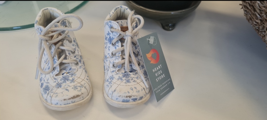 Blommiga baby skor även för spädbarn från märket Heart kids store