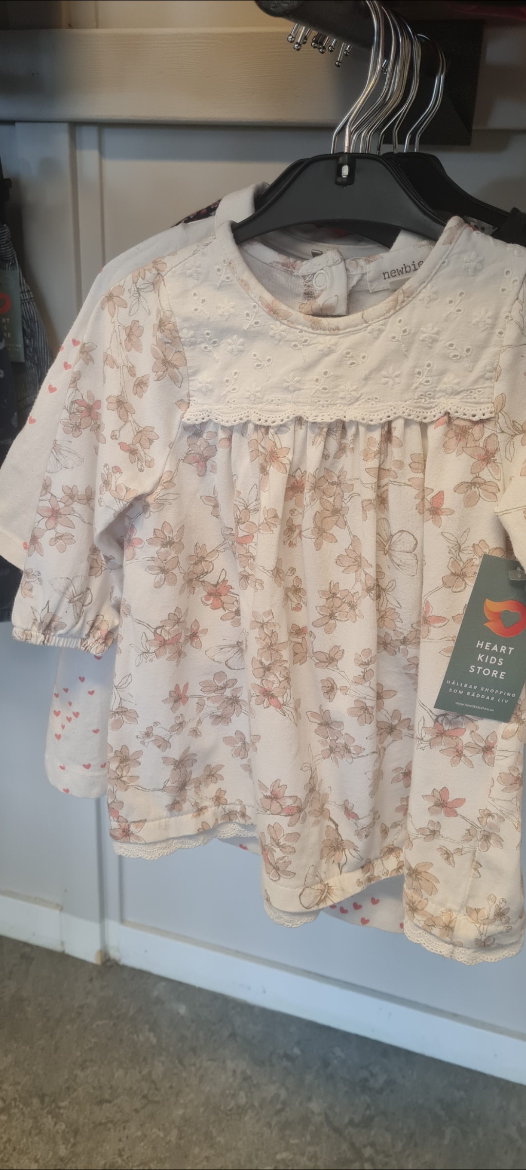 Blommig baby klänning med spetskrage från varumärket Heart kids store